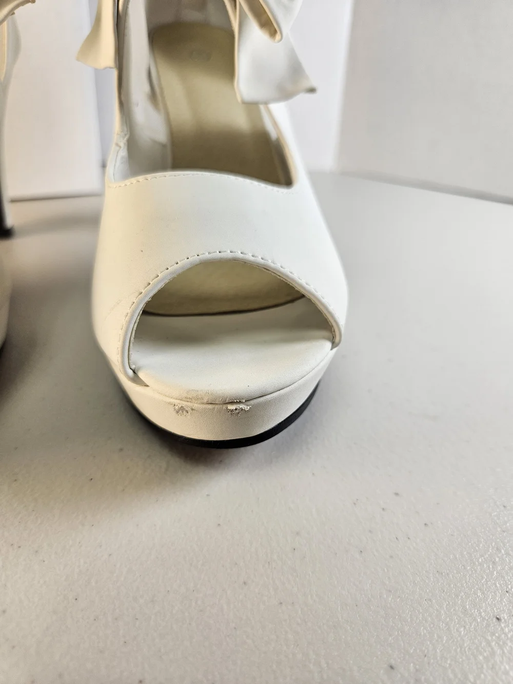 Women’s White Peep-Toe Bow Platform Heels Size 9 EURO 40